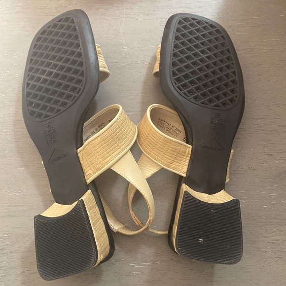- Aerosoles Sling Back Tan Sandal Beach Vacation Summer Dressy casual Size 9.5 - Picture 2 of 7